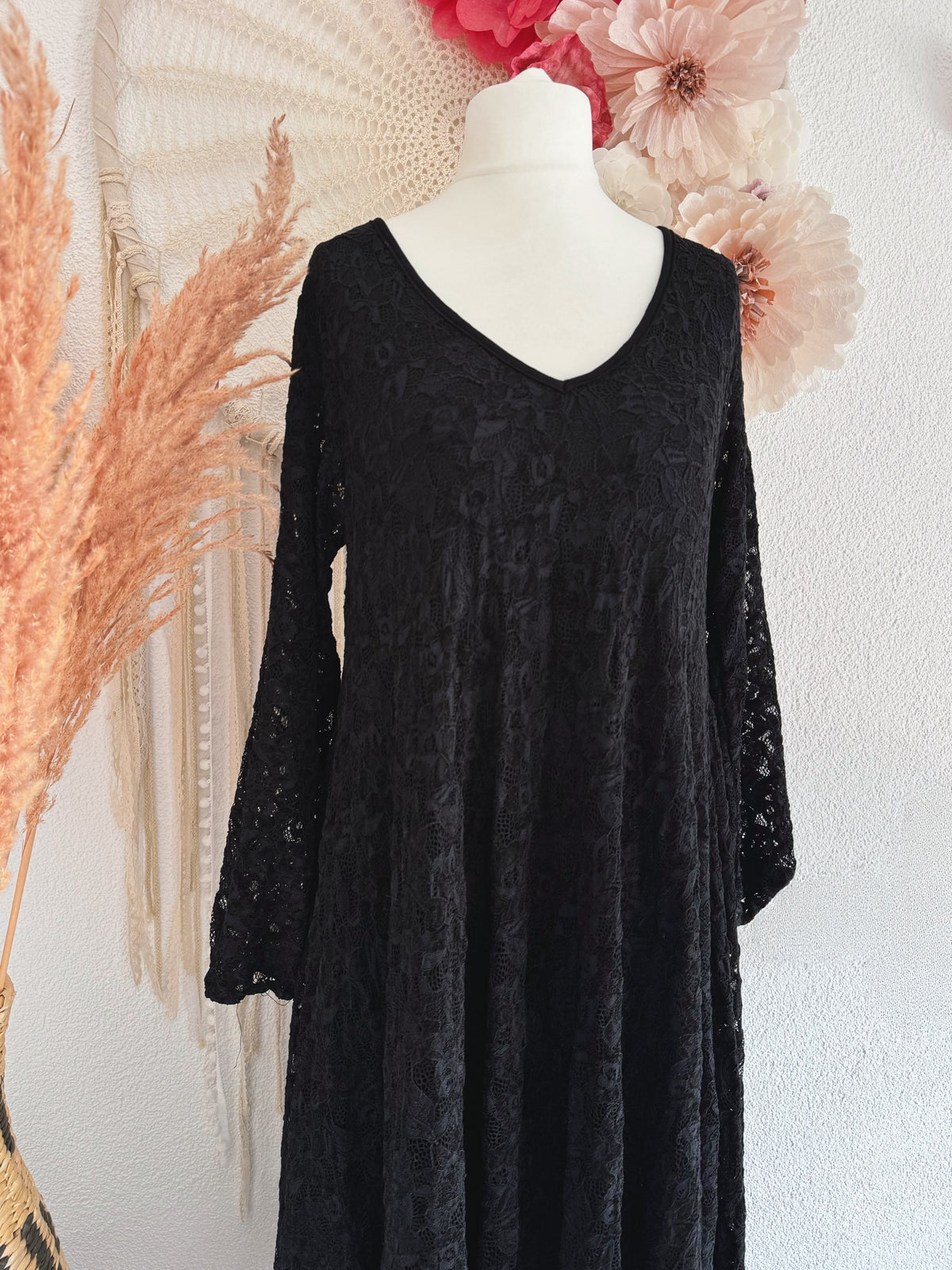 ROMANTISCHES SPITZENKLEID IN A-LINIE MIT V-AUSSCHNITT IN SCHWARZ - ONE SIZE -