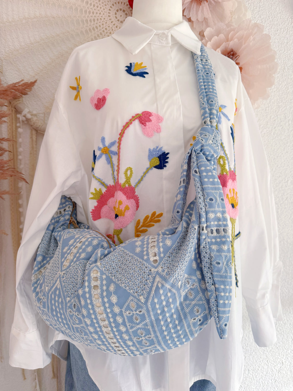 CROSSBODY TASCHE AUS LOCHSPITZE IN ZARTEM HIMMELBLAU