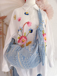 CROSSBODY TASCHE AUS LOCHSPITZE IN ZARTEM HIMMELBLAU