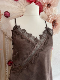 KURZES ASYMMETRISCHES SPITZENTOP IN BRAUN - ONE SIZE -