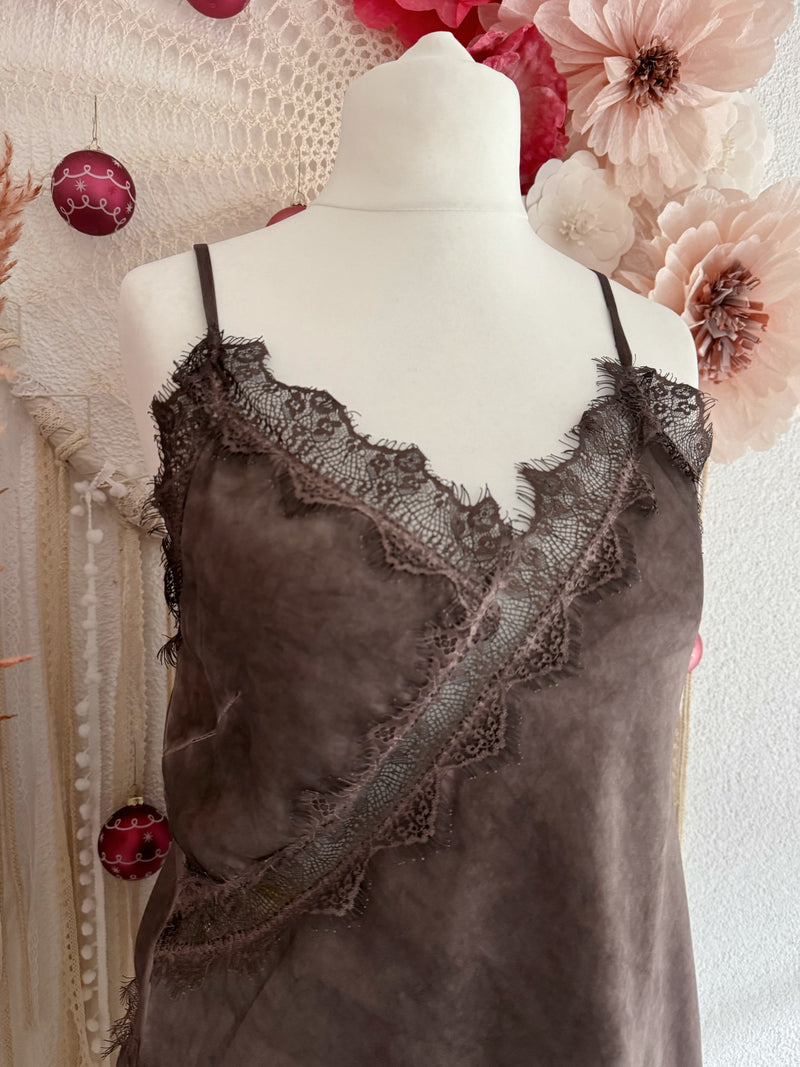 KURZES ASYMMETRISCHES SPITZENTOP IN BRAUN - ONE SIZE -