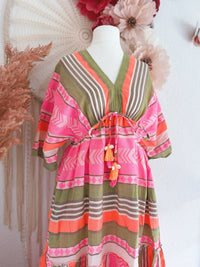 SOMMERLICHES BOHOKLEID MIT ETHNOPRINT IN NEONFARBEN - ONE SIZE