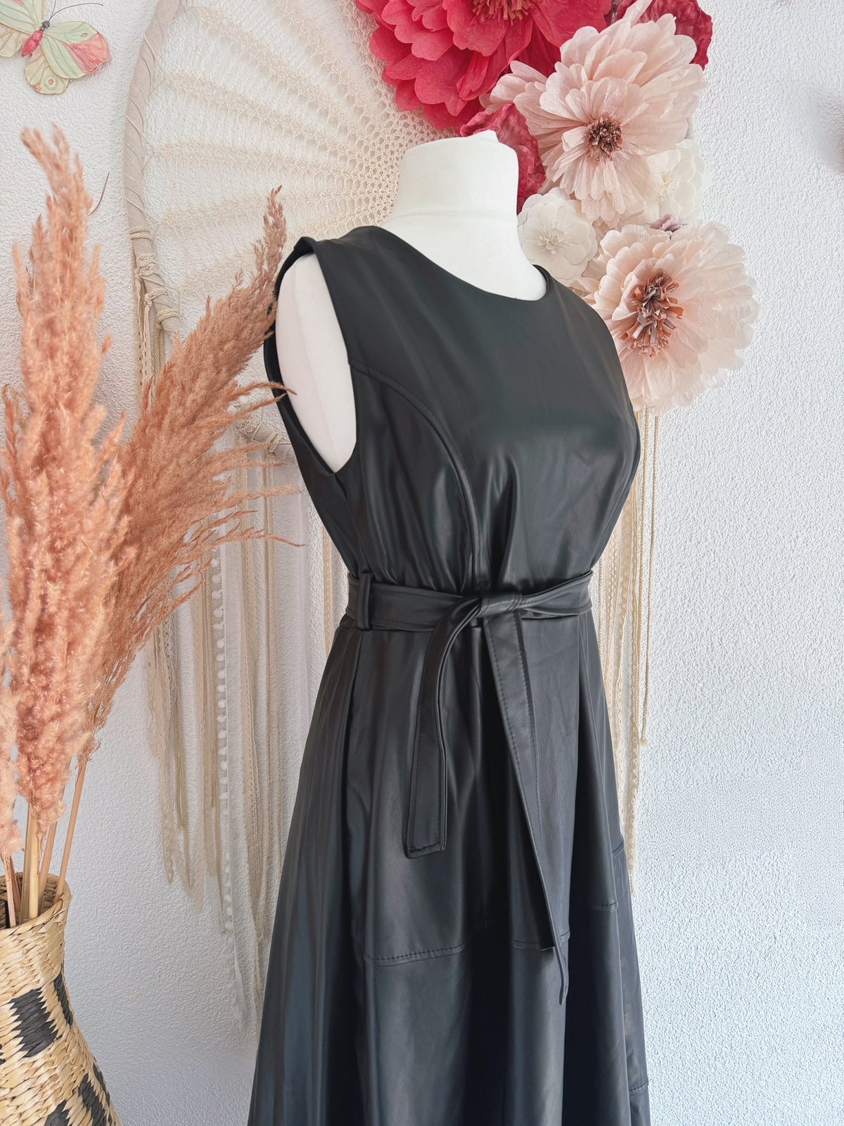 ÄRMELLOSES KUNSTLEDERKLEID MIT TAILLENBAND IN SCHWARZ - ONE SIZE -