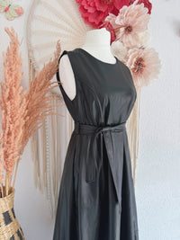 ÄRMELLOSES KUNSTLEDERKLEID MIT TAILLENBAND IN SCHWARZ - ONE SIZE -