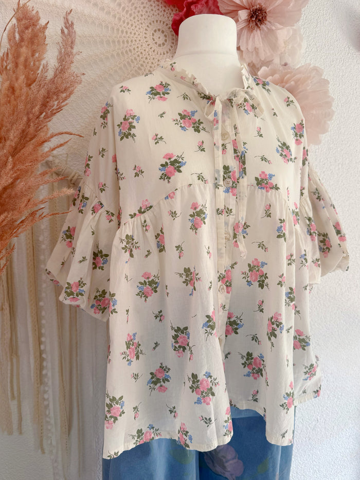 VERSPIELTE OVERSIZED BLUSE MIT FLORALEM PRINT IN CREME - ONE SIZE -