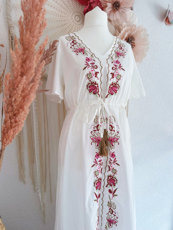 MAXIKLEID MIT BLUMENSTICKEREIEN IN WEIß- VERSCH. GRÖßEN