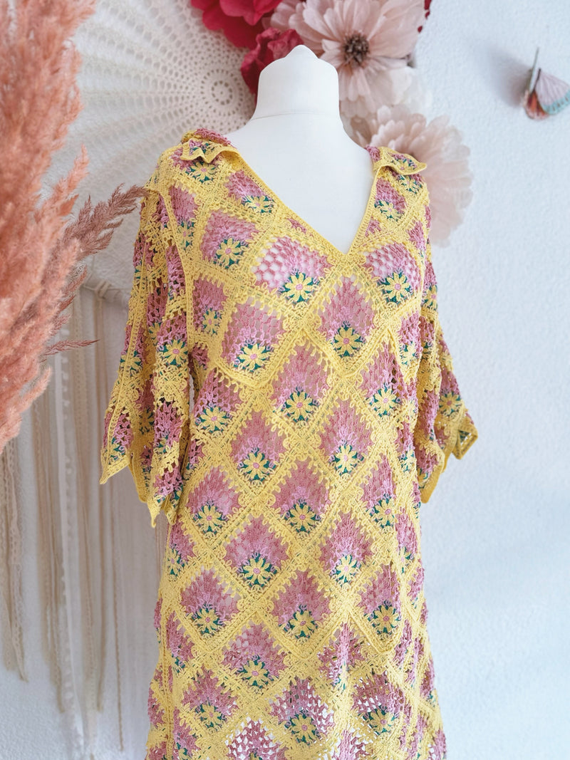 CROCHETOBERTEIL MIT BLÜTENMUSTER IN GELB UND ROSA - ONE SIZE -