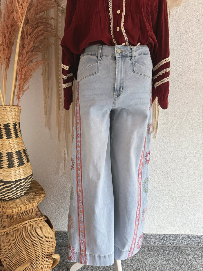 WIDE-LEG JEANS MIT STICKEREIEN - VERSCH. GRÖßEN -