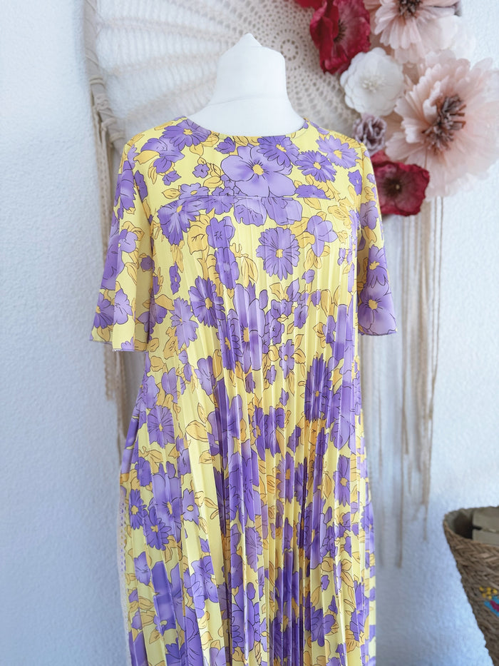 PLISSEEKLEID MIT ÄRMELCHEN UND BLÜTENPRINT IN LILA - ONE SIZE -