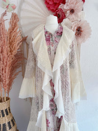 ROMANTISCHER SPITZEN-CARDIGAN MIT VOLANTS - ONE SIZE -
