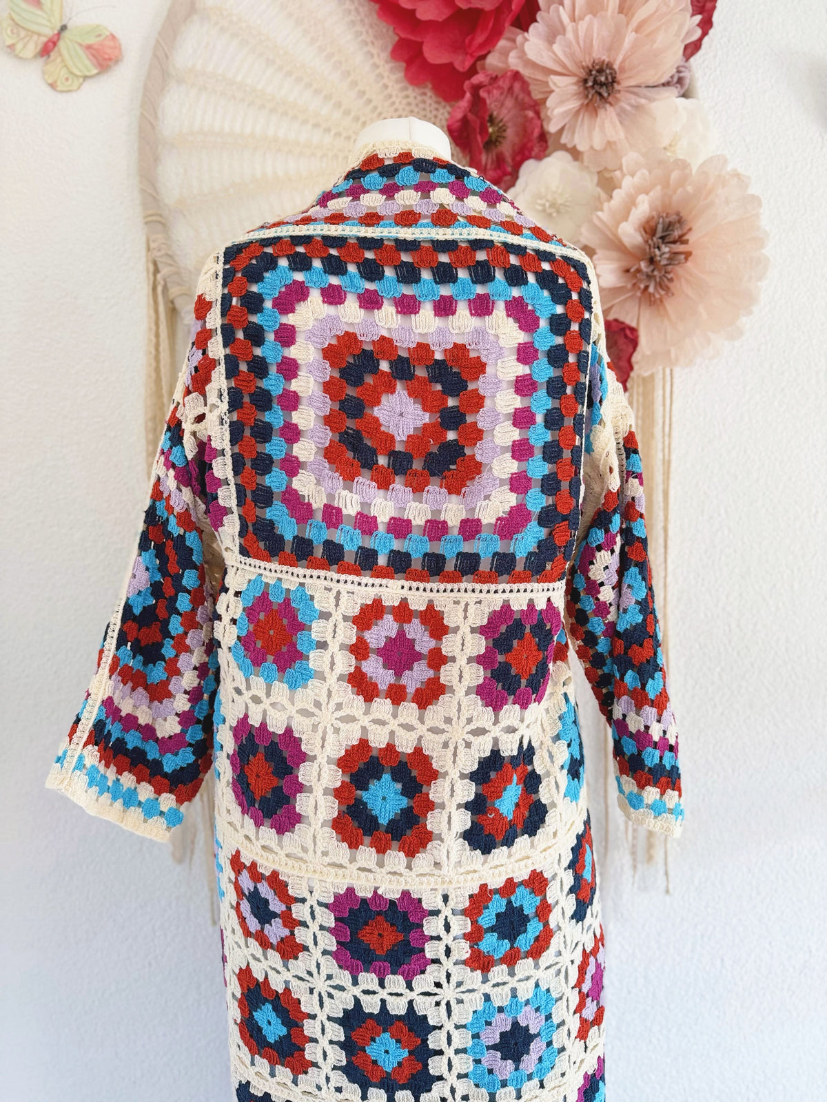 CROCHETCARDIGAN IN MIDILÄNGE MIT DUNKELROT - ONE SIZE -