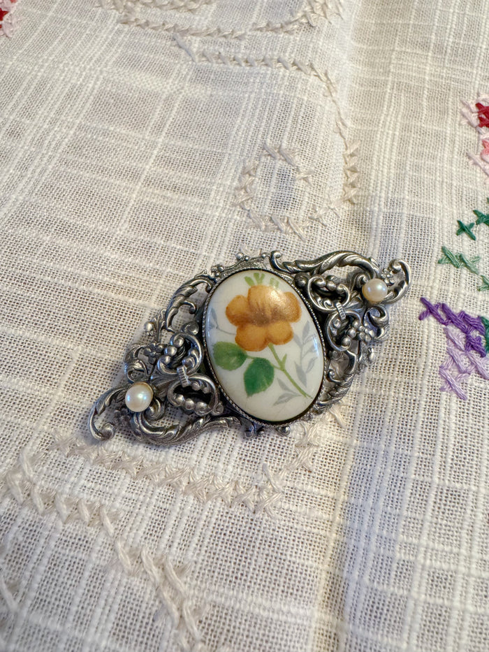 FLORALE VINTAGE-BROSCHE MIT PERLENAKZENTEN