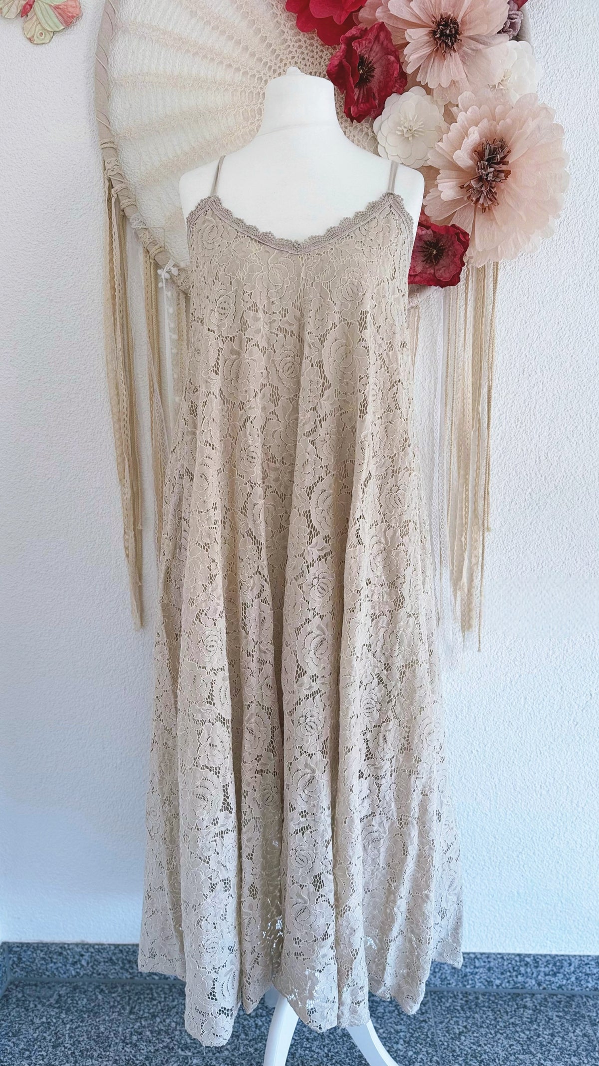 ROMANTISCHES TRÄGERKLEID AUS SPITZE IN BEIGE - ONE SIZE -
