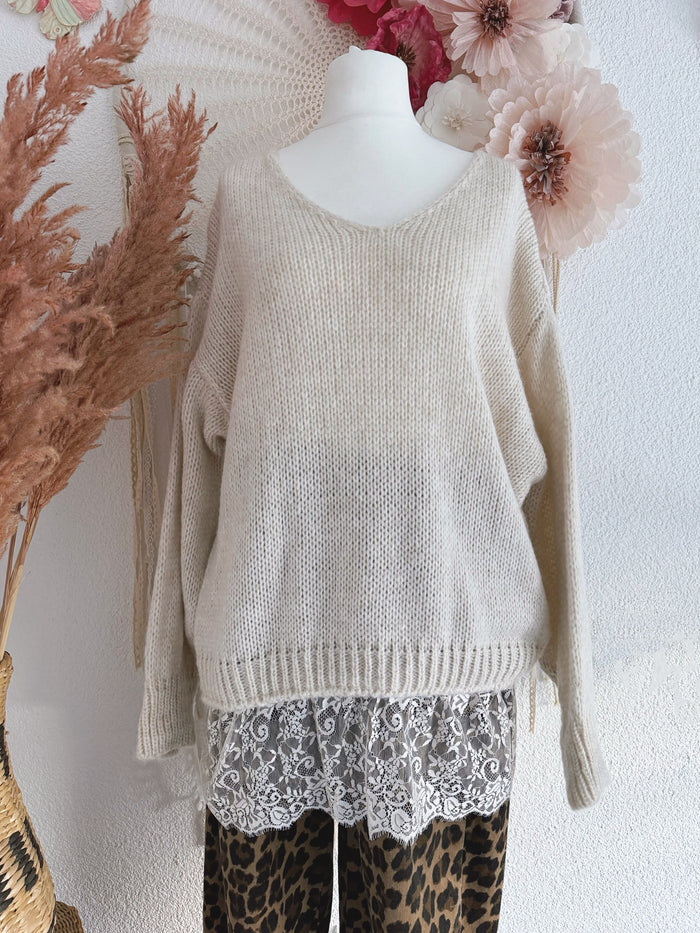 OVERSIZED STRICKPULLOVER MIT SPITZENSAUM IN CREME - ONE SIZE -