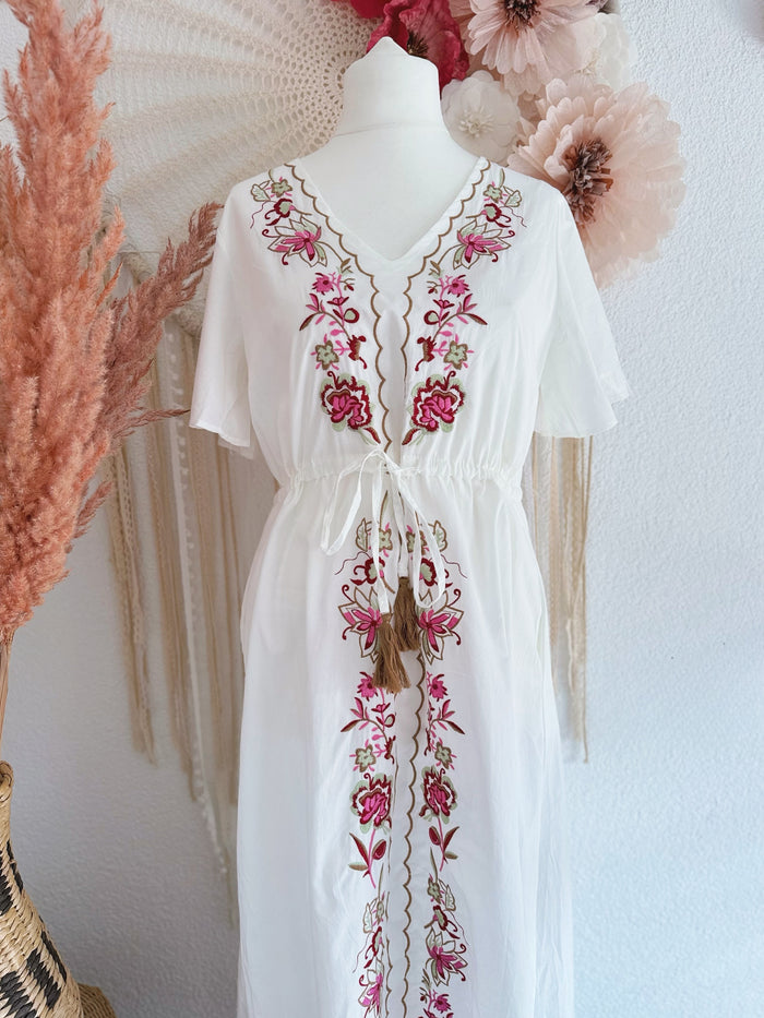 MAXIKLEID MIT BLUMENSTICKEREIEN IN WEIß- VERSCH. GRÖßEN