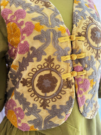 KURZE BOHOWESTE MIT STICKEREIEN IN SENFGELB - ONE SIZE -