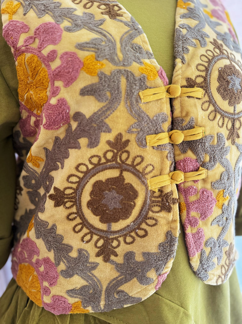 KURZE BOHOWESTE MIT STICKEREIEN IN SENFGELB - ONE SIZE -