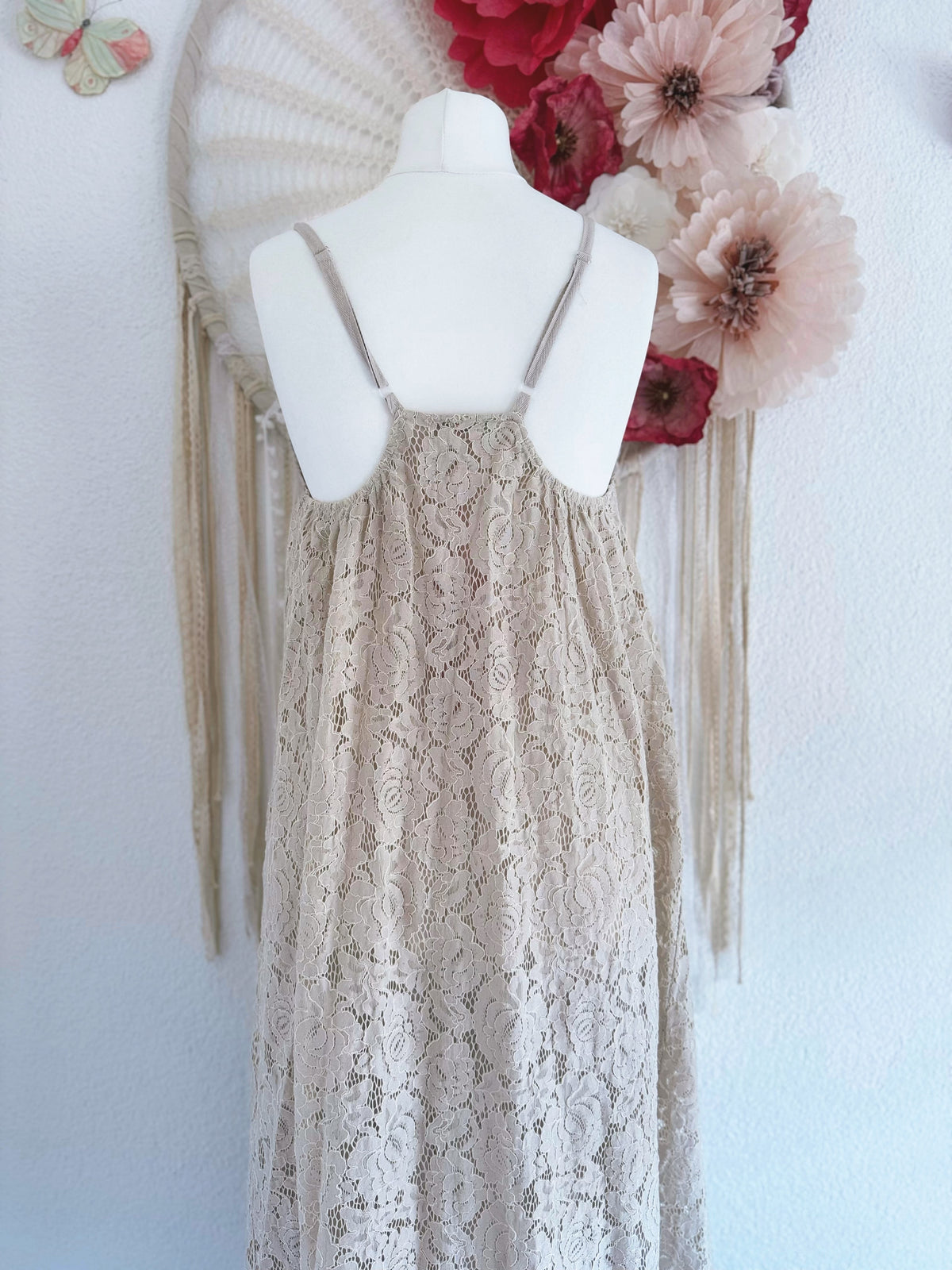 ROMANTISCHES TRÄGERKLEID AUS SPITZE IN BEIGE - ONE SIZE -