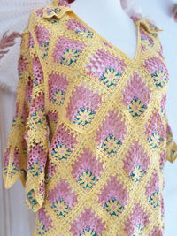 CROCHETOBERTEIL MIT BLÜTENMUSTER IN GELB UND ROSA - ONE SIZE -