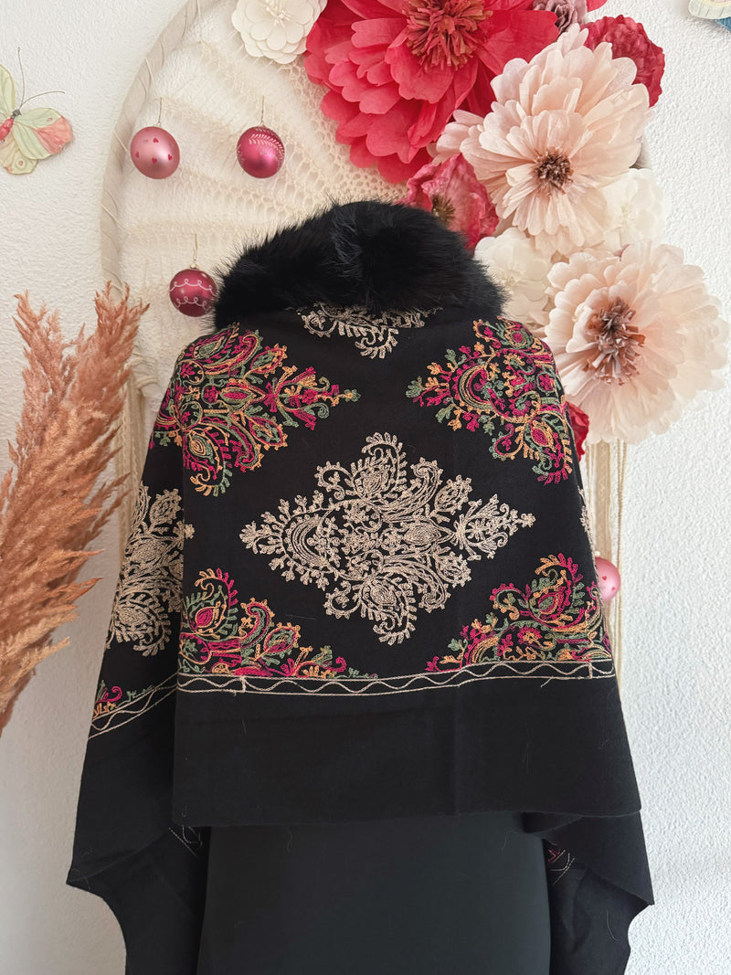 BESTICKTE STOLA MIT KUNSTFELL IN SCHWARZ