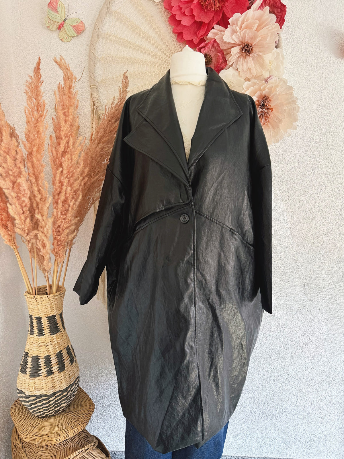 OVERSIZED-KUNSTLEDERMANTEL IN SCHWARZ - ONE SIZE -
