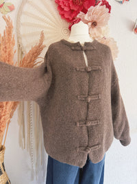 GEMÜTLICHE & KUSCHELIGE STRICKJACKE MIT KNEBELVERSCHLUSS IN BRAUN - ONE SIZE -