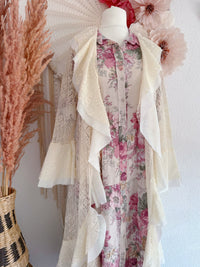 ROMANTISCHER SPITZEN-CARDIGAN MIT VOLANTS - ONE SIZE -