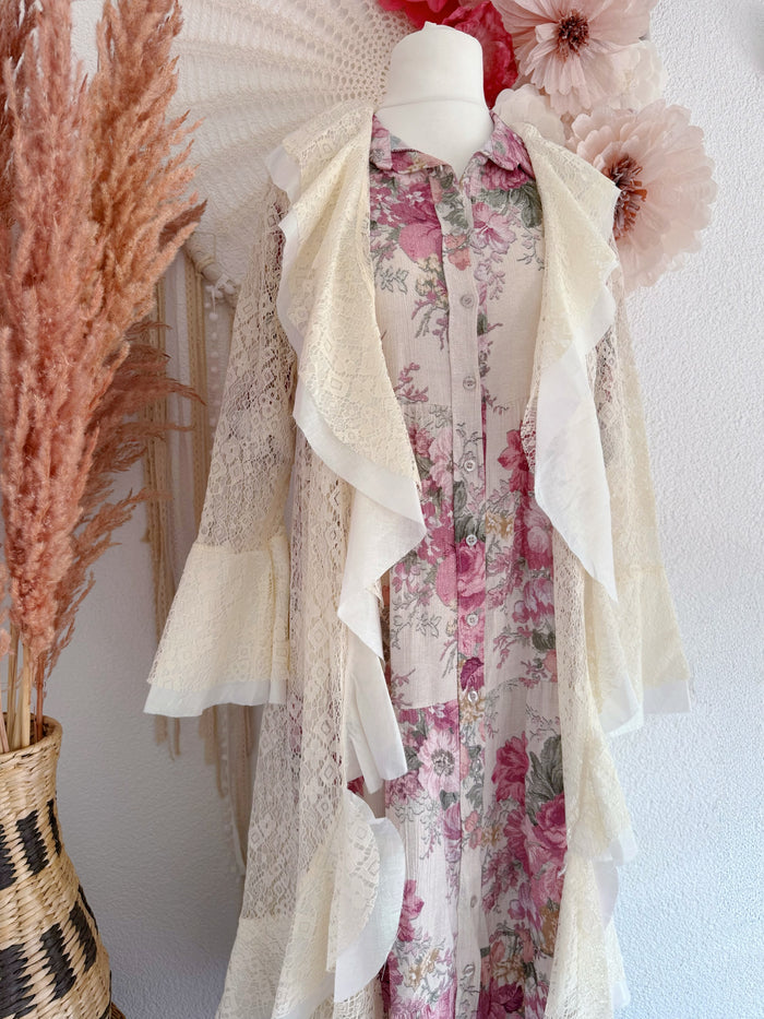 ROMANTISCHER SPITZEN-CARDIGAN MIT VOLANTS - ONE SIZE -