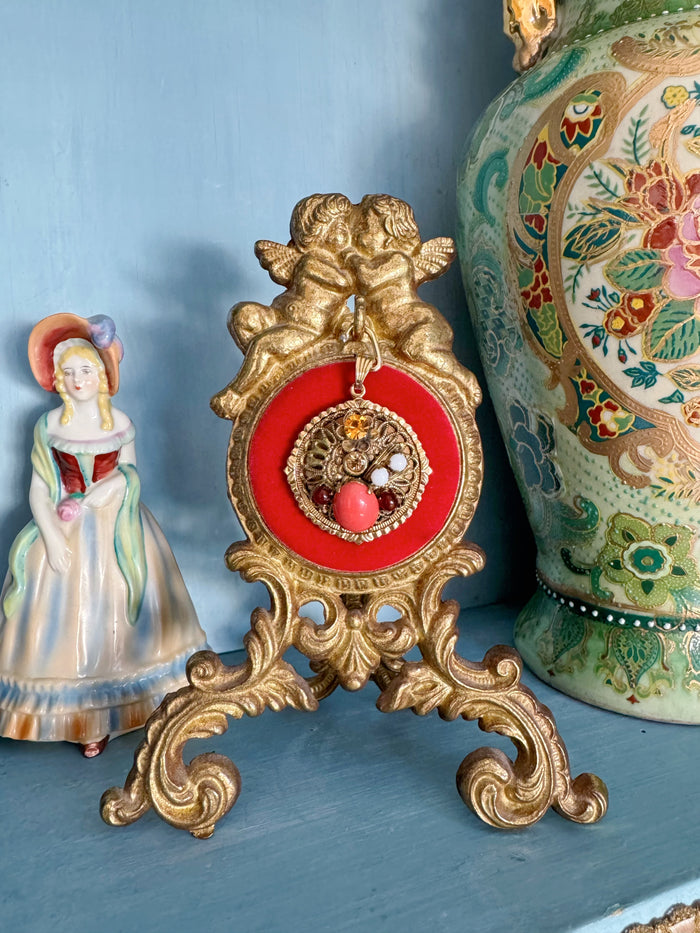 VINTAGE ANHÄNGER MIT CABOCHON IN KORALLE