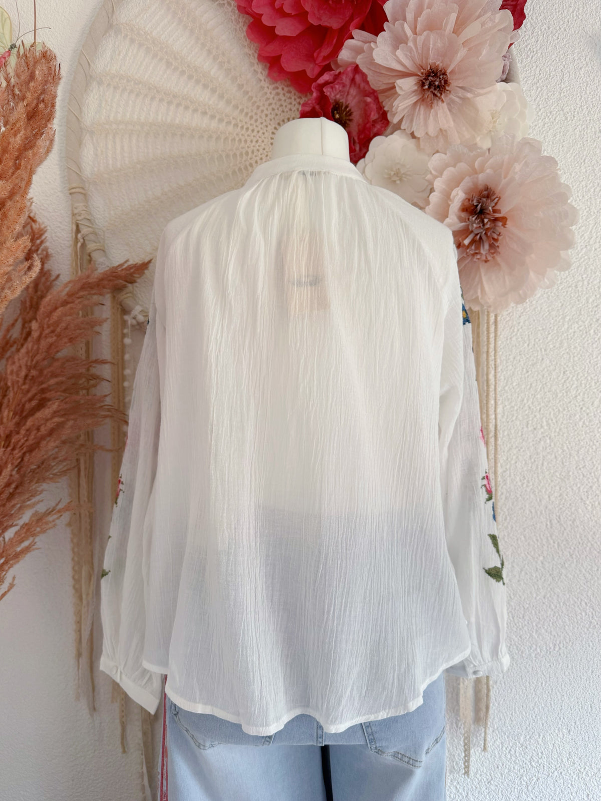 WEIßE BOHO-BLUSE MIT BUNTEN STICKEREI-RANKEN - VERSCH. GRÖßEN -