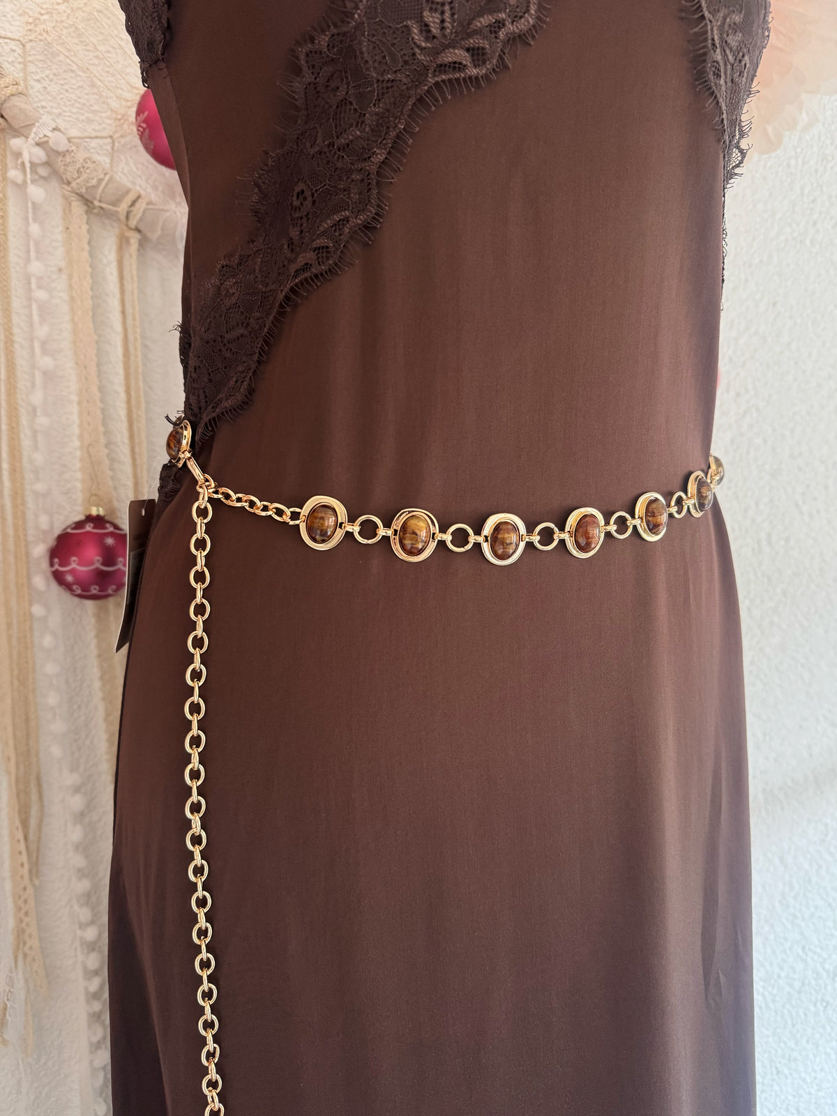 ELEGANTER KETTENGÜRTEL MIT BRAUNEN STEINEN