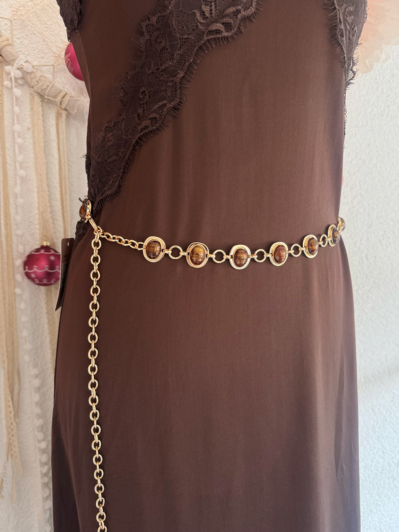 ELEGANTER KETTENGÜRTEL MIT BRAUNEN STEINEN