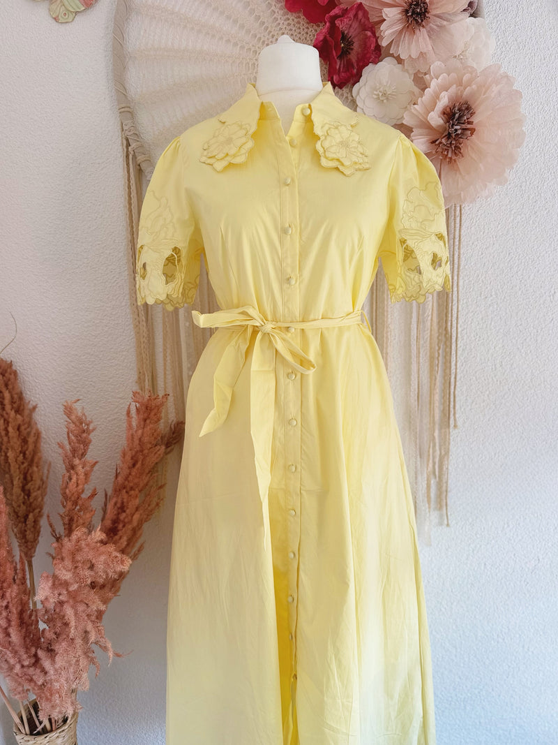HEMDBLUSENKLEID IN ZARTEM GELB MIT SPITZENKRAGEN - VERSCH. GRÖßEN