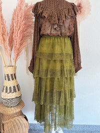 MIDIROCK AUS SPITZE MIT STUFEN IN OLIVE - ONE SIZE -