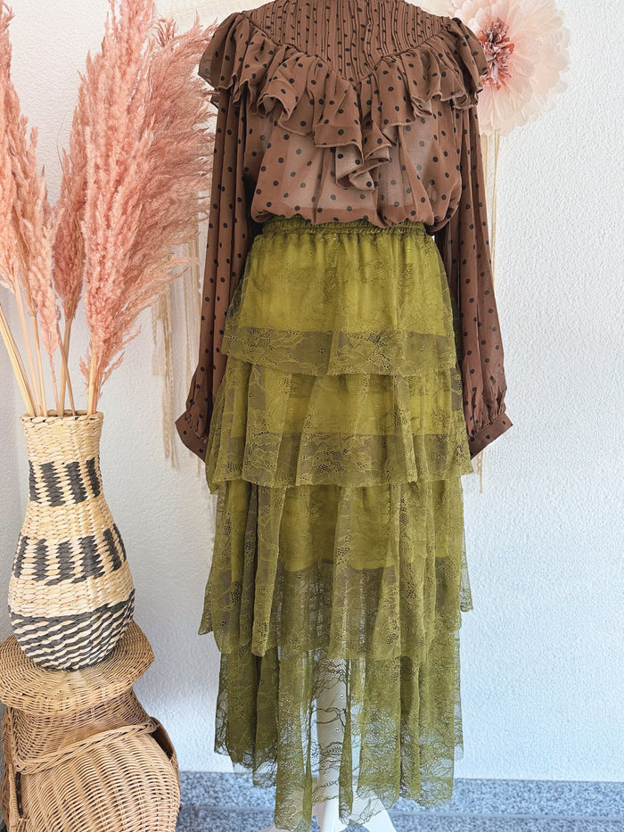 MIDIROCK AUS SPITZE MIT STUFEN IN OLIVE - ONE SIZE -