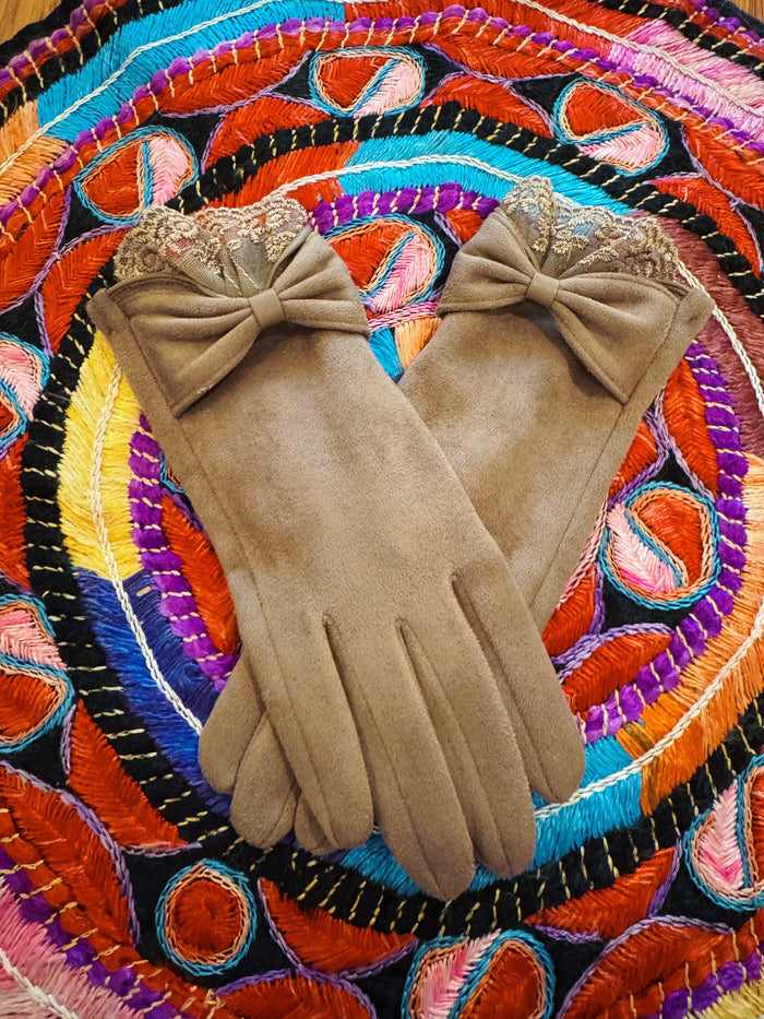 HANDSCHUHE MIT SCHLEIFE & SPITZE IN WILDLEDEROPTIK - TAUPE -