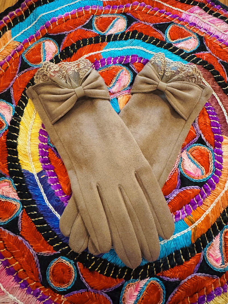 HANDSCHUHE MIT SCHLEIFE & SPITZE IN WILDLEDEROPTIK - TAUPE -