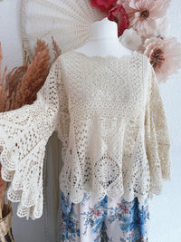 CROCHETOBERTEIL MIT BLÜTENMUSTER UND AUSGESTELLTEN ÄRMELN IN BEIGE - ONE SIZE -