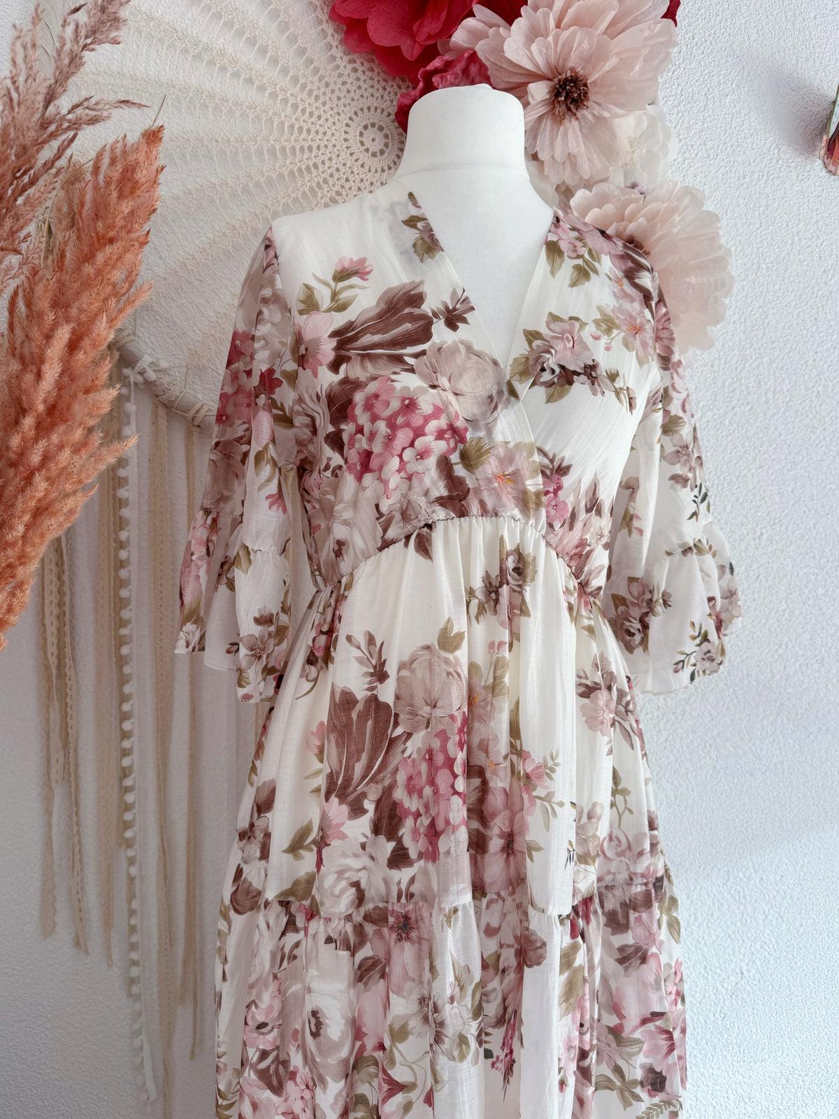 ROMANTISCHES MAXIKLEID MIT BLUMENPRINT UND RÜSCHEN IN CREME - ONE SIZE -