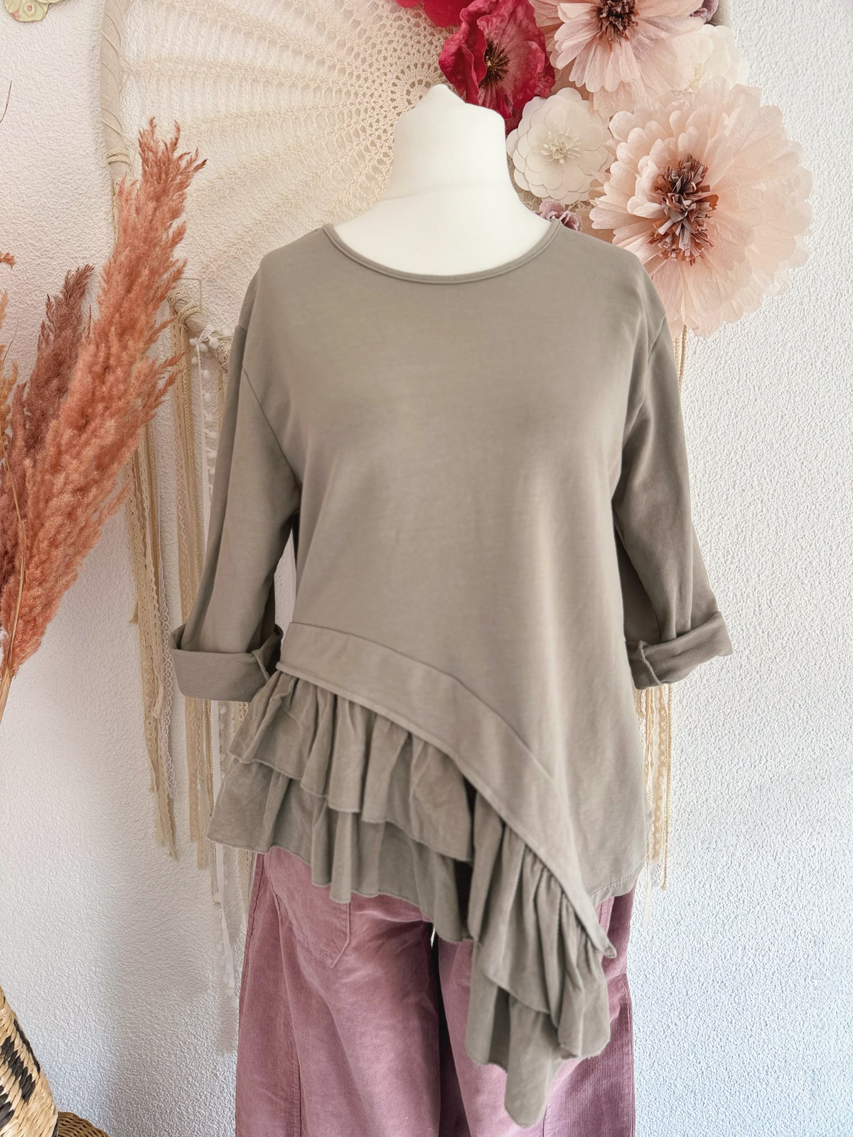 ASYMMETRISCHES LONGSLEEVE MIT VERSPIELTEM VOLANT-DETAIL IN GRAU - ONE SIZE