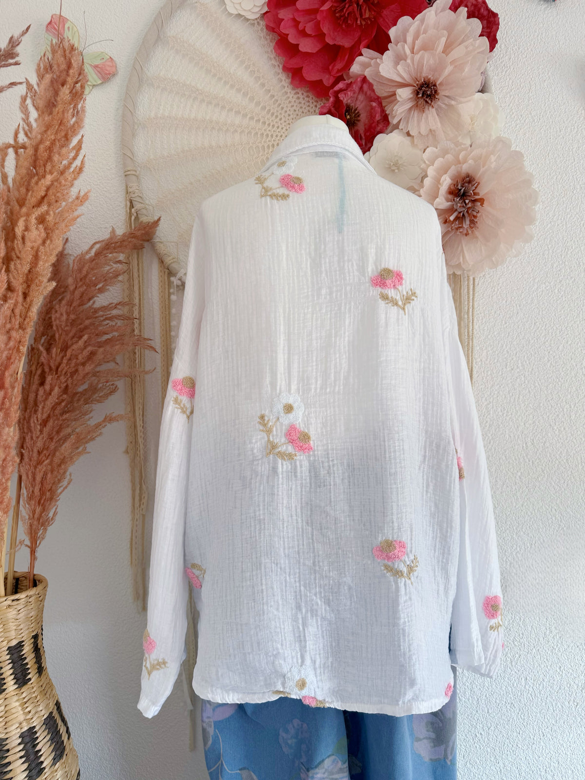 ROMANTISCHE OVERSIZE HEMDBLUSE MIT STICKEREIEN IN WEIß - ONE SIZE -