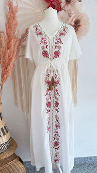 MAXIKLEID MIT BLUMENSTICKEREIEN IN WEIß- VERSCH. GRÖßEN