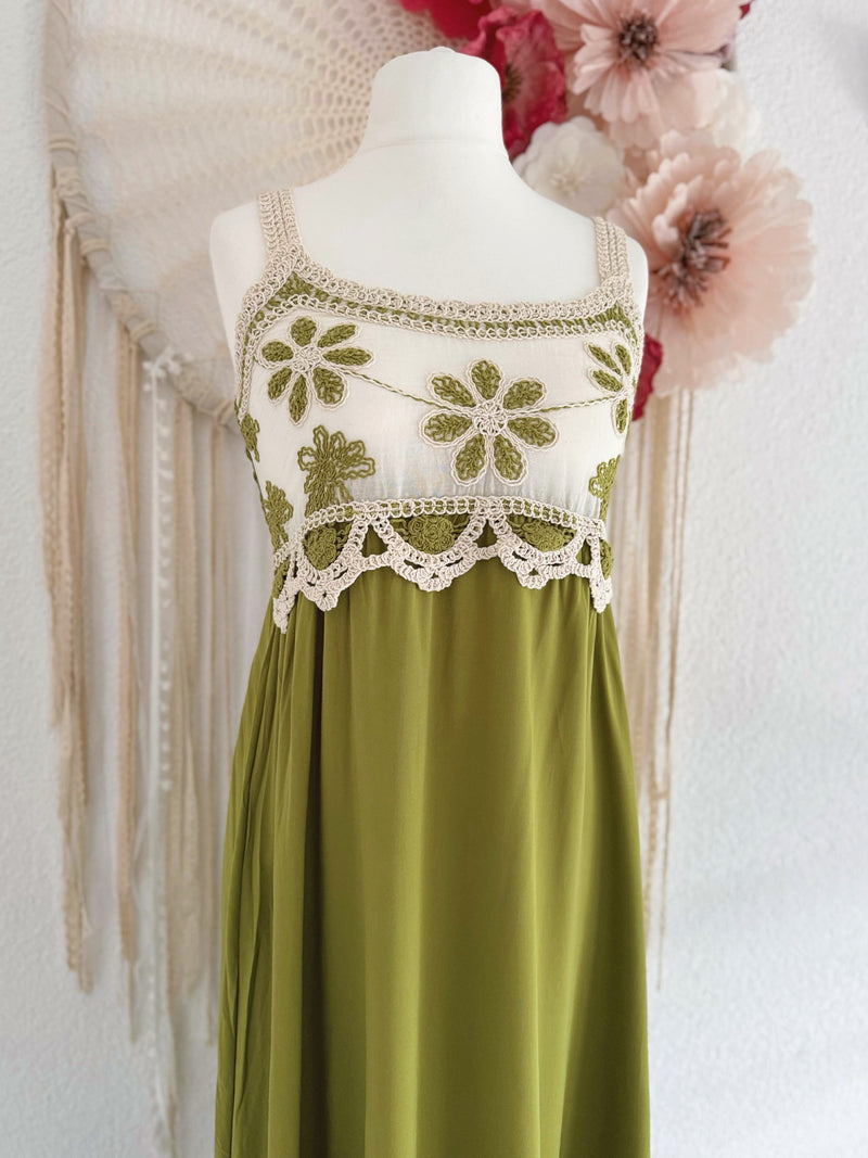 TRÄGERKLEID MIT CROCHET IN KIWI - VERSCH. GRÖßEN -