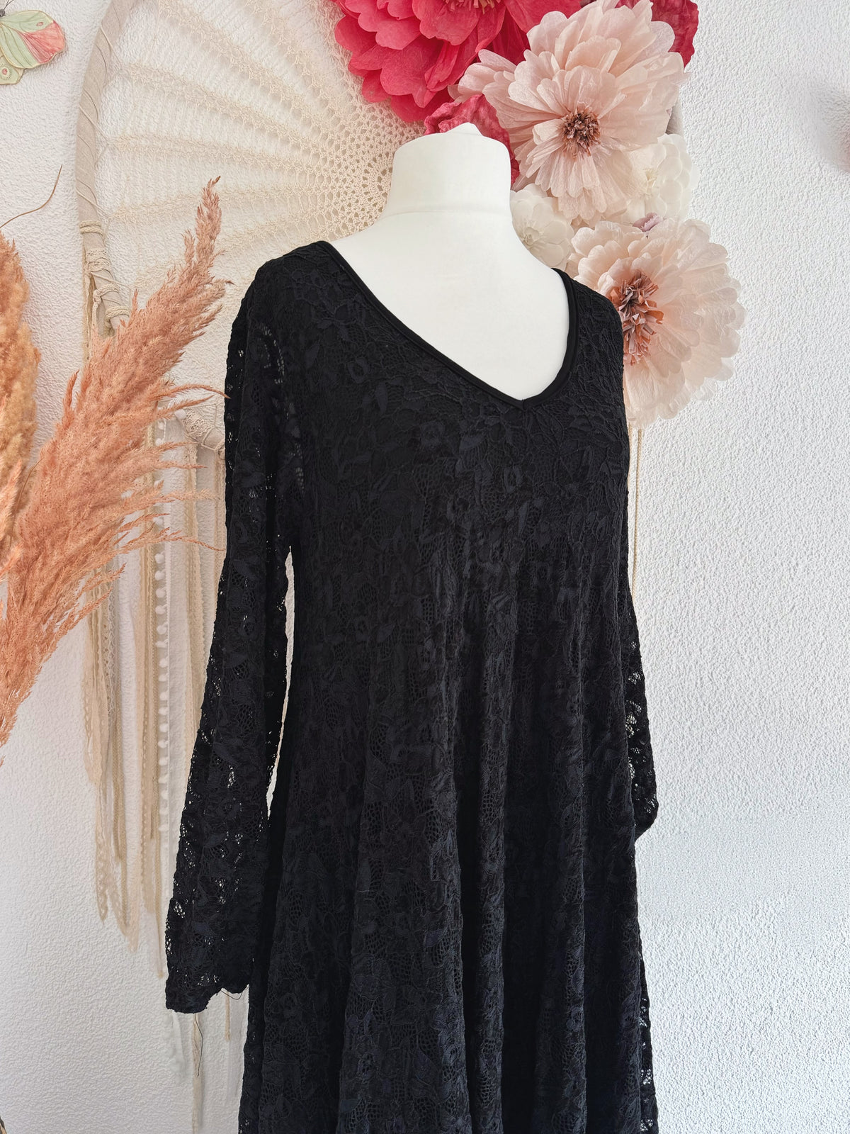 ROMANTISCHES SPITZENKLEID IN A-LINIE MIT V-AUSSCHNITT IN SCHWARZ - ONE SIZE -