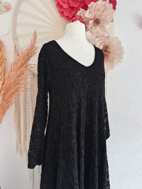ROMANTISCHES SPITZENKLEID IN A-LINIE MIT V-AUSSCHNITT IN SCHWARZ - ONE SIZE -