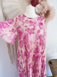 PLISSEEKLEID MIT ÄRMELCHEN UND BLÜTENPRINT IN PINK - ONE SIZE -