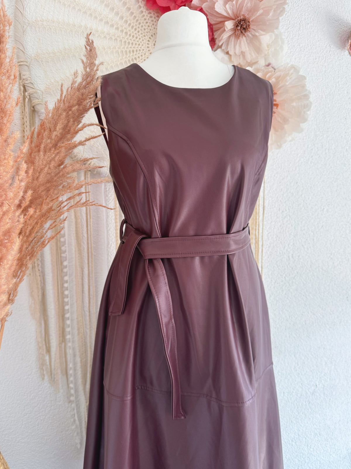 ÄRMELLOSES KUNSTLEDERKLEID MIT TAILLENBAND IN WEINROT - ONE SIZE -