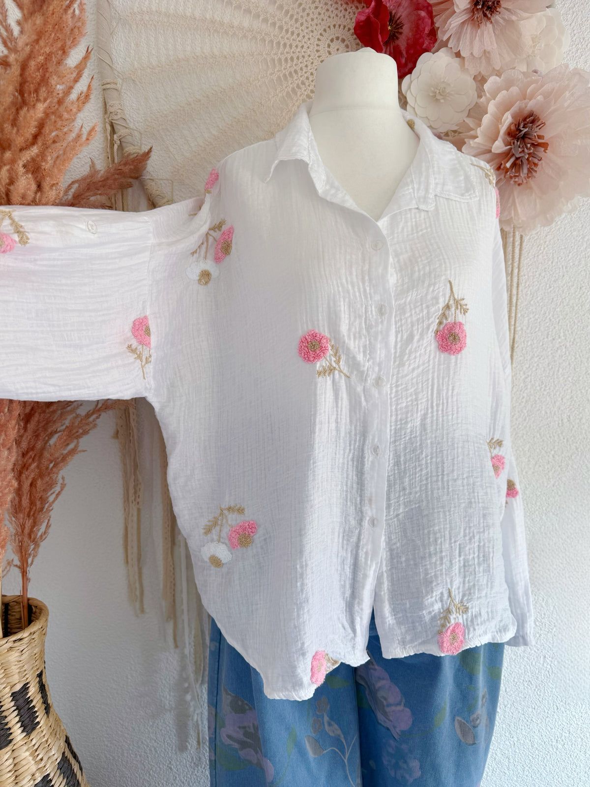 ROMANTISCHE OVERSIZE HEMDBLUSE MIT STICKEREIEN IN WEIß - ONE SIZE -