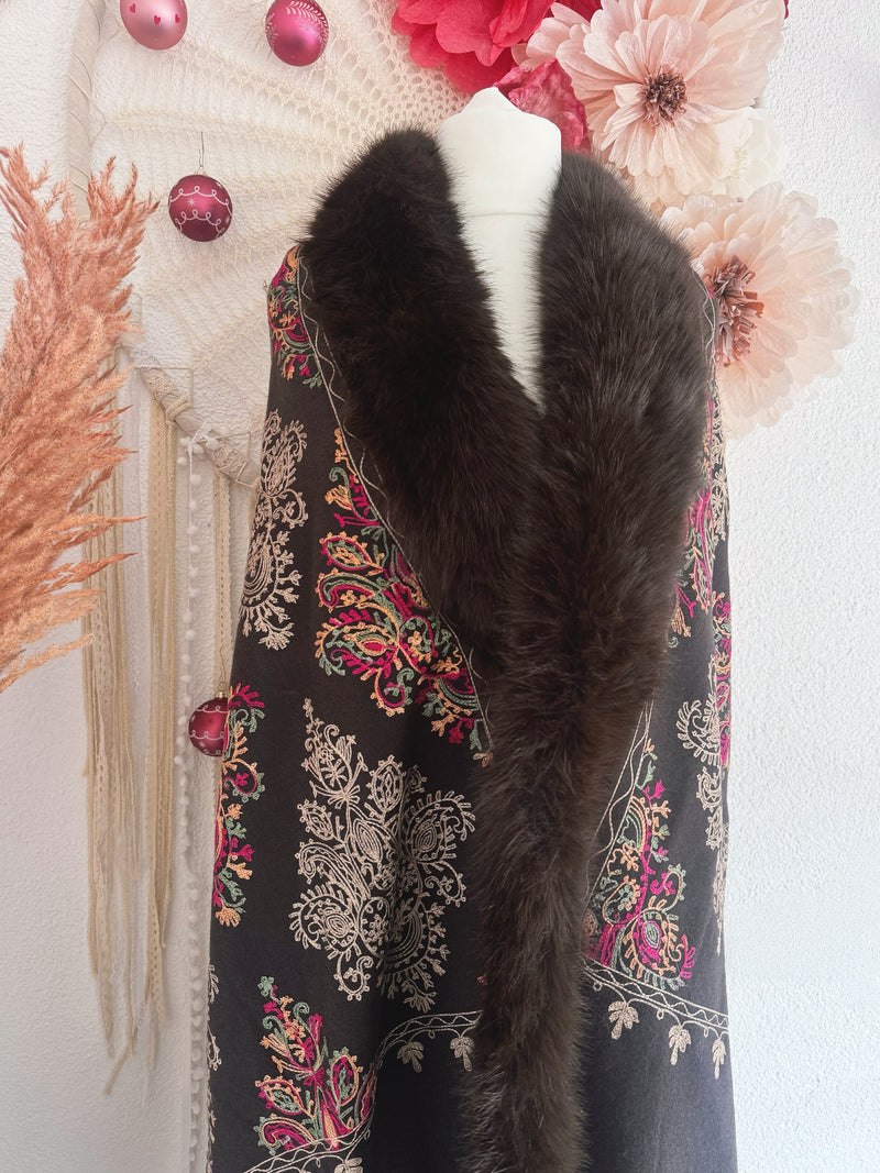 BESTICKTE STOLA MIT KUNSTFELL IN BRAUN