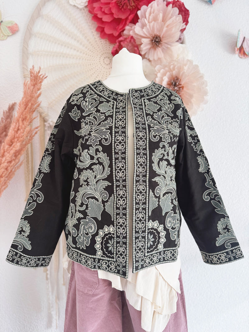 BOHOJACKE IN SCHWARZ MIT STICKEREIEN - ONE SIZE -